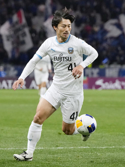 後半、攻め込む川崎F家長（共同）