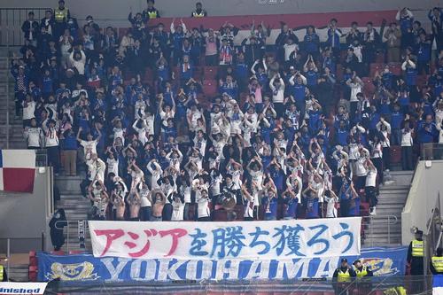 上海海港戦で盛り上がる横浜サポーター（共同）