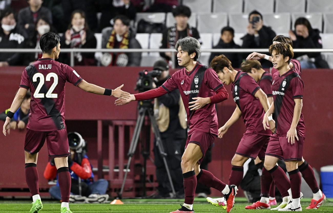 前半、先制ゴールを決め喜ぶ神戸大迫（左から2人目）（共同）