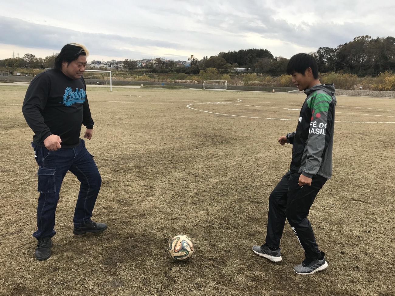 全日本プロレスの諏訪魔（左）とパス交換する息子のサッカーU－20日本代表DF諏訪間幸成（諏訪魔提供）