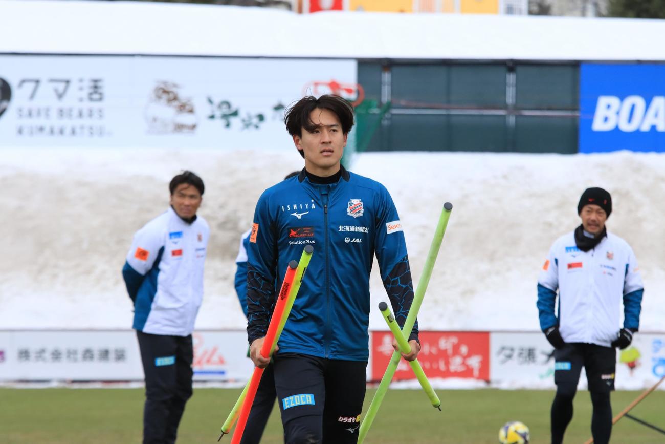 3季ぶりに宮の沢白い恋人サッカー場で練習した札幌高嶺（撮影・保坂果那）