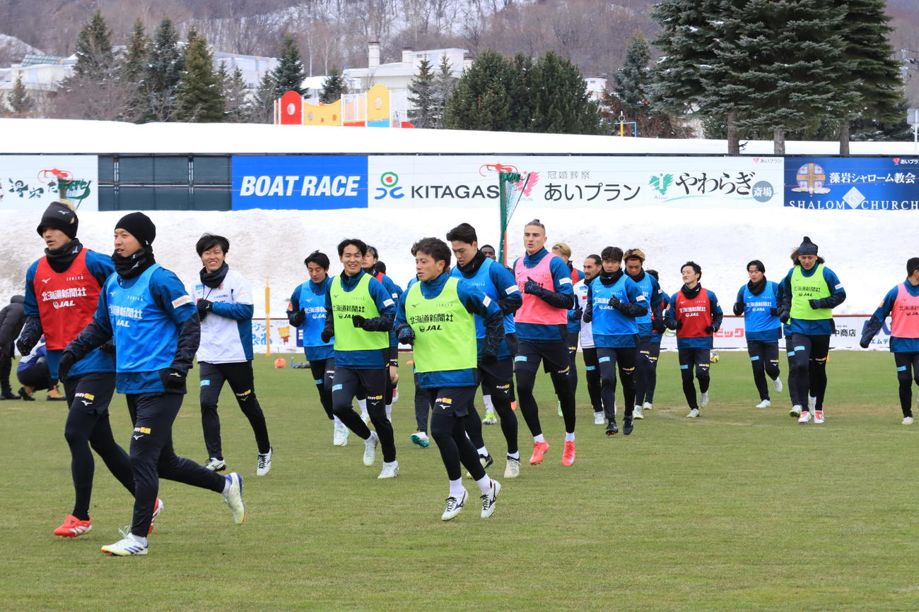 今季初の宮の沢での練習に参加する札幌の選手ら（撮影・保坂果那）