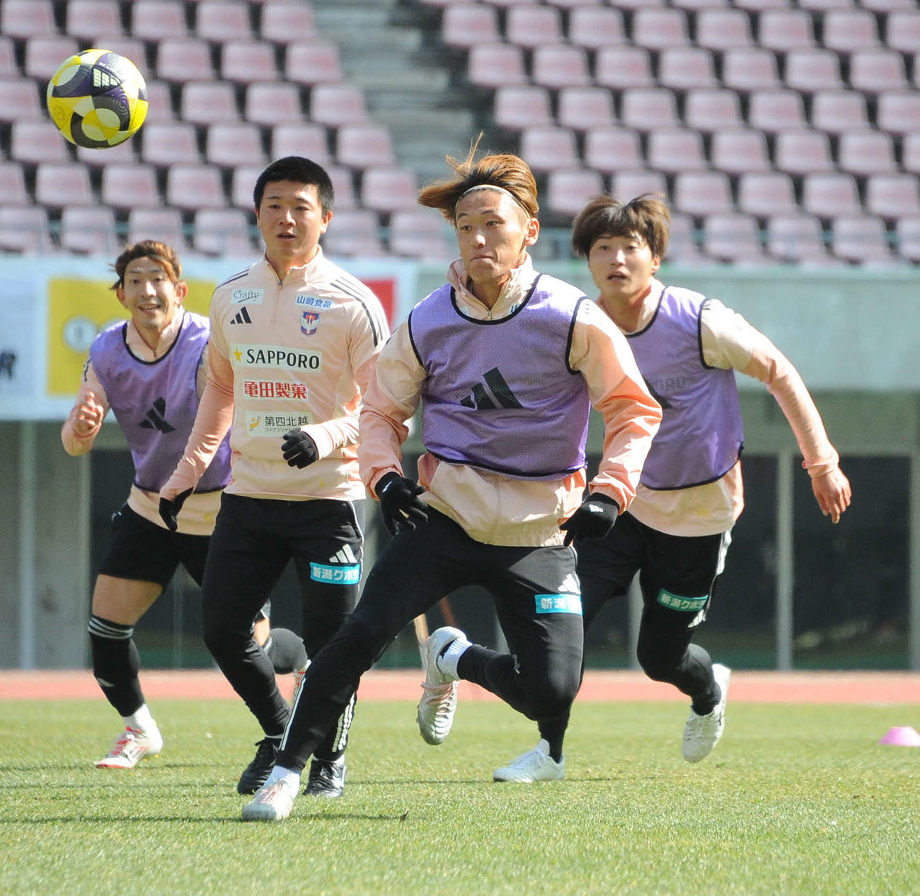 1日、ボールを追う秋山（右から2人目）