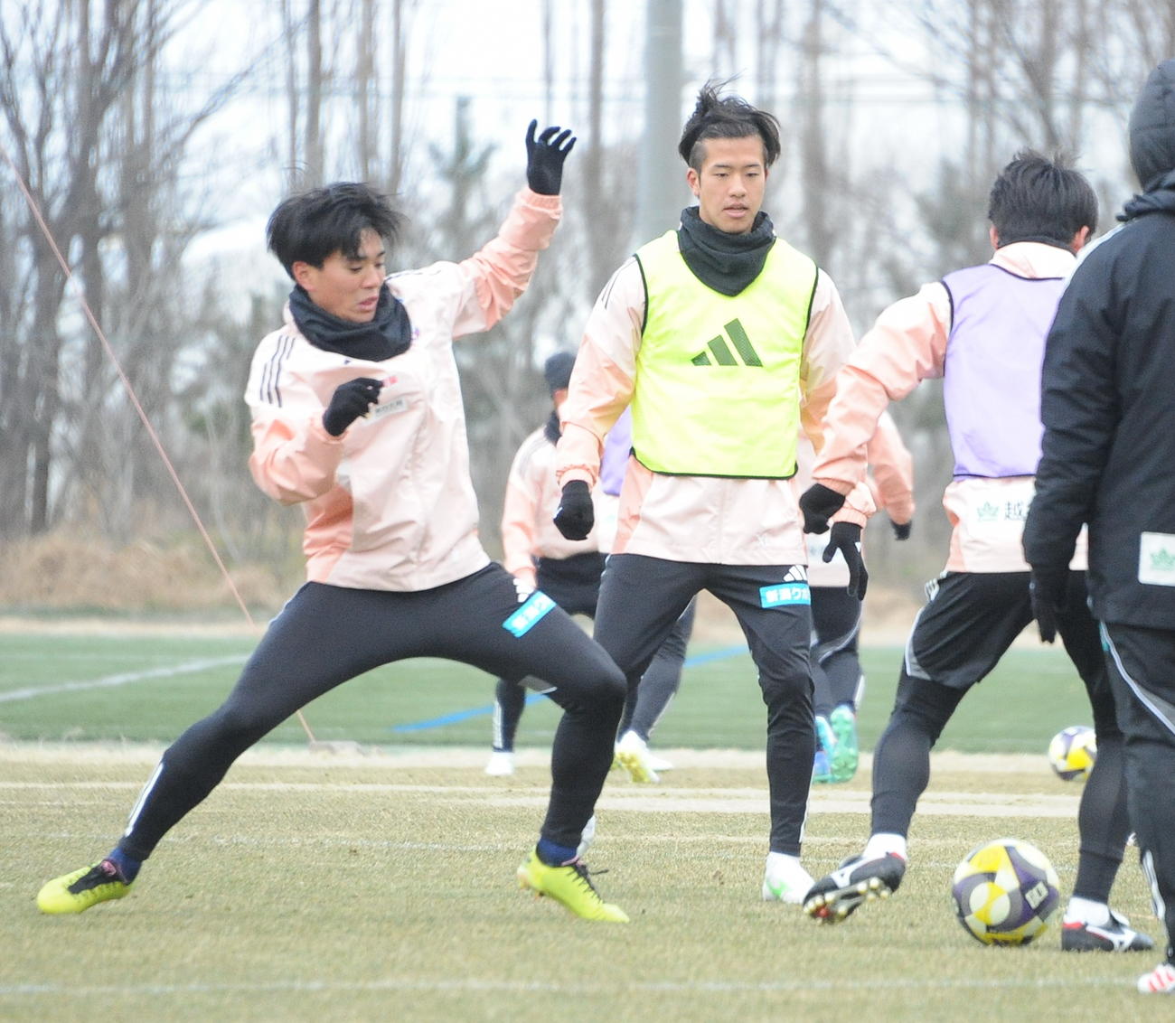 東京V戦前日練習でパスを要求する長谷川。左は橋本（撮影・小林忠）