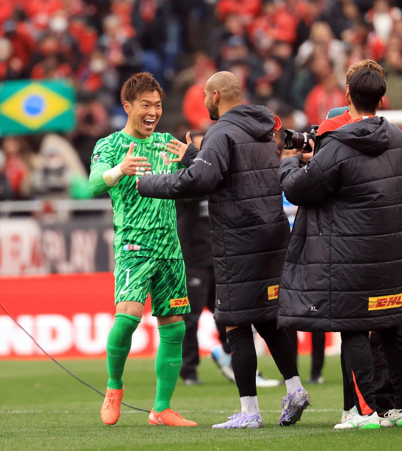 浦和対岡山　1－0で今季初勝利を挙げ、自身200試合完封となった浦和西川（左）は、ゴールを決めたチアゴ・サンタナと笑顔で喜び合う（撮影・浅見桂子）