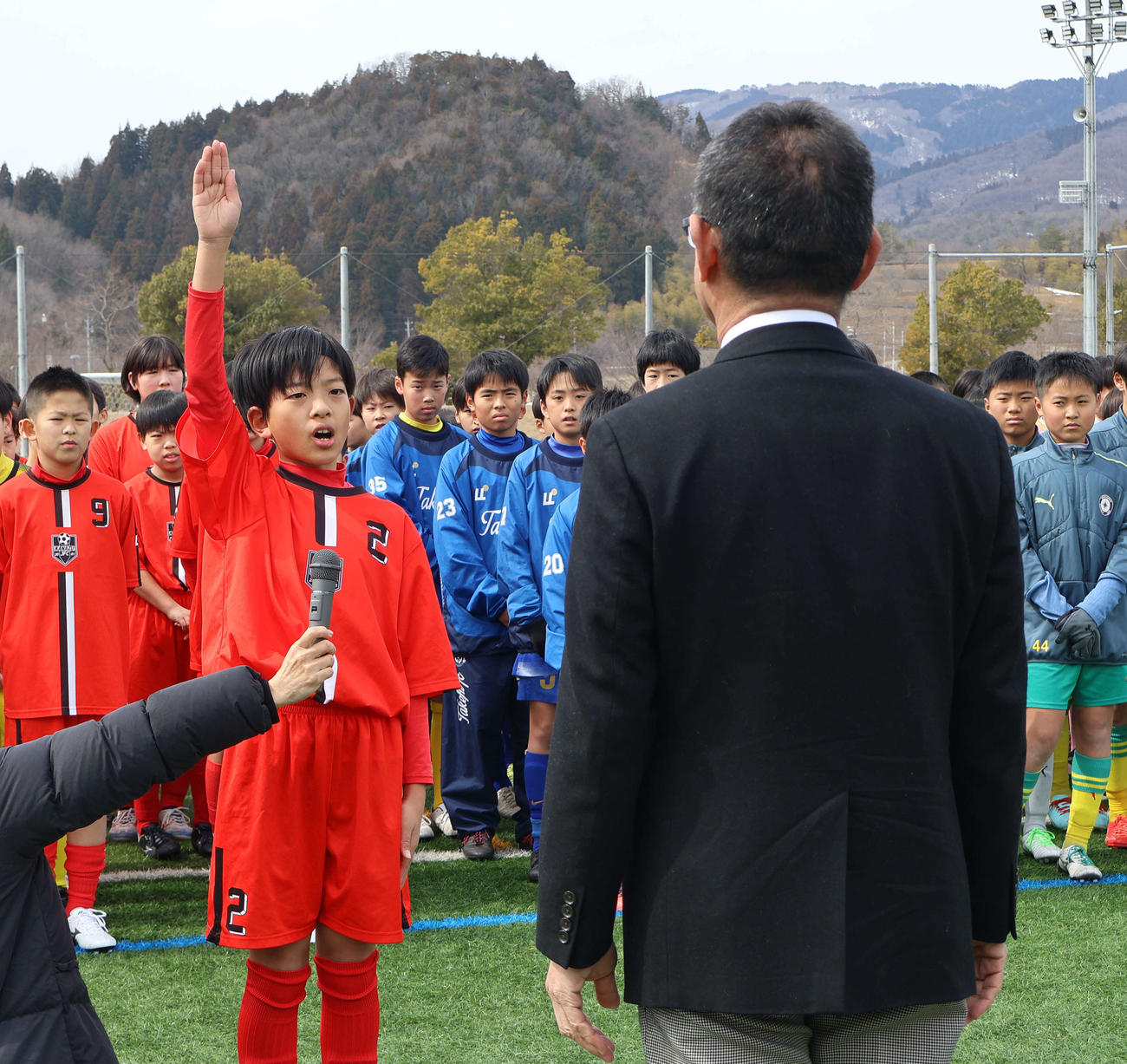 第1日、開会式で元気に選手宣誓する金津JFCユナイテッドの荒山桜大（おうた）キャプテン（左）