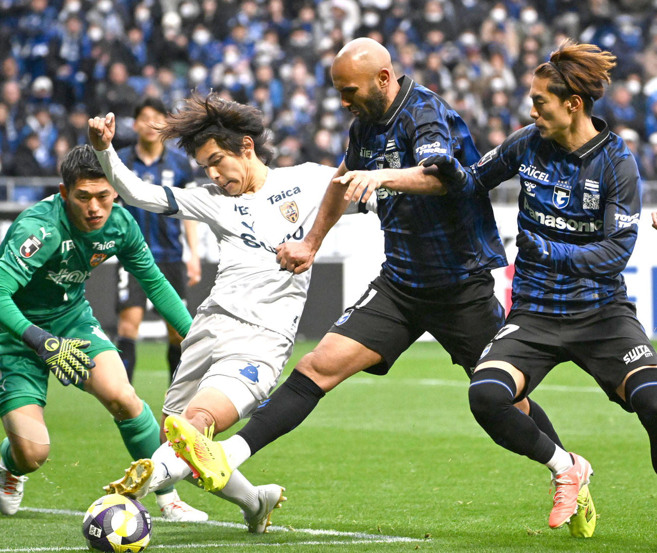 G大阪対清水　後半、競り合う清水高木（左から2人目）、G大阪ジェバリ（左から3人目）（撮影・石井愛子）