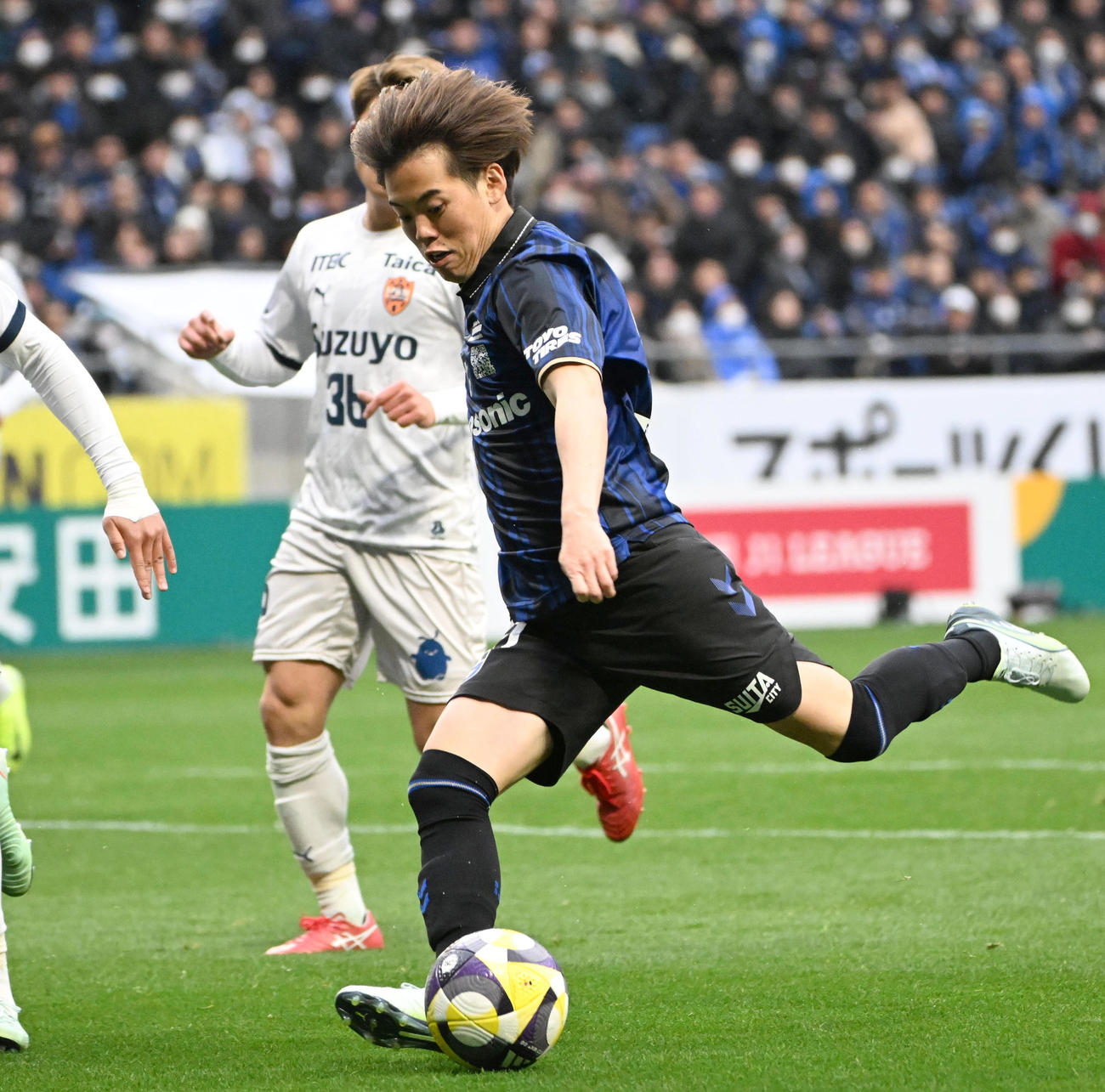 G大阪対清水　後半、ゴールを狙うG大阪満田（撮影・石井愛子）