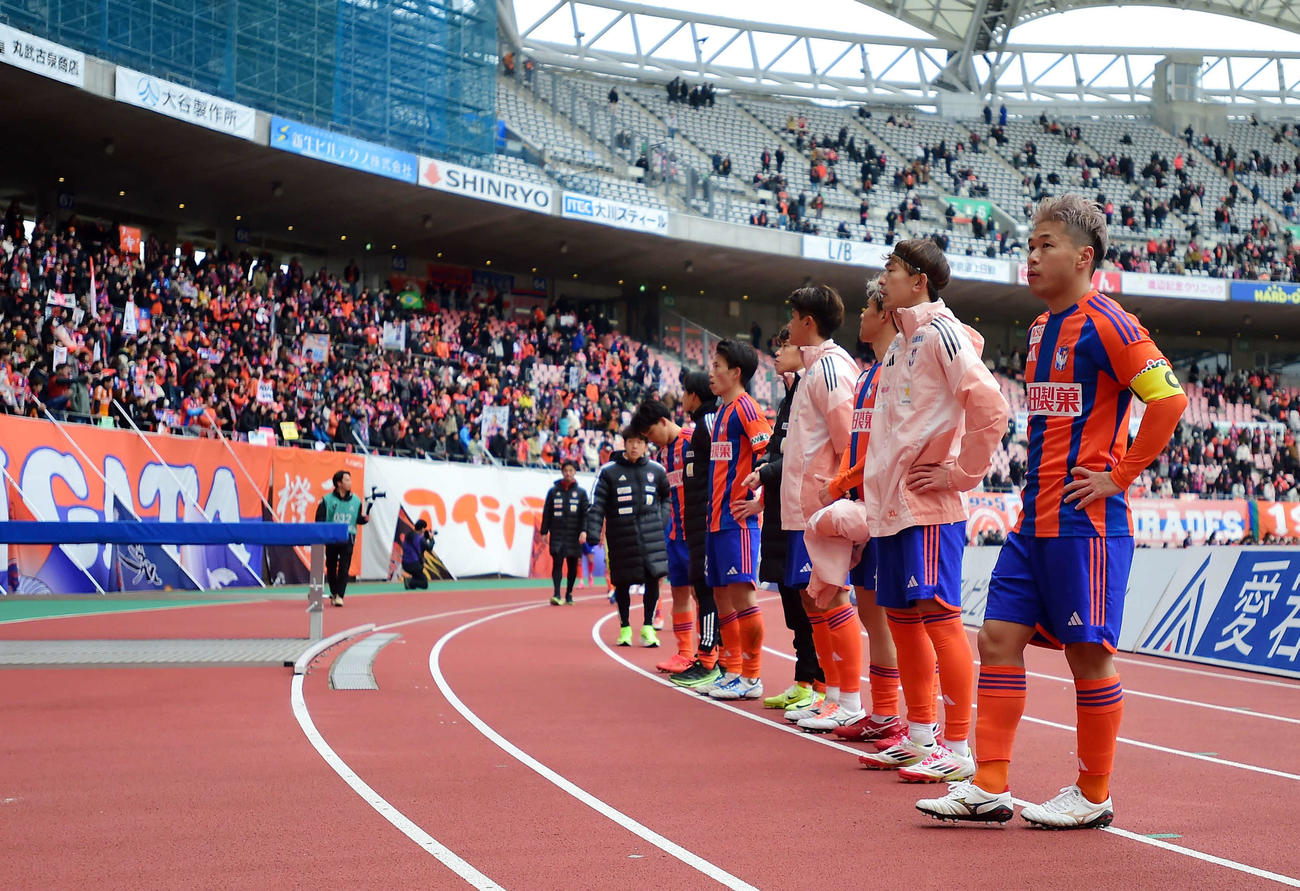 新潟対東京V　試合後、サポーターにあいさつする新潟イレブン（撮影・大島享也）