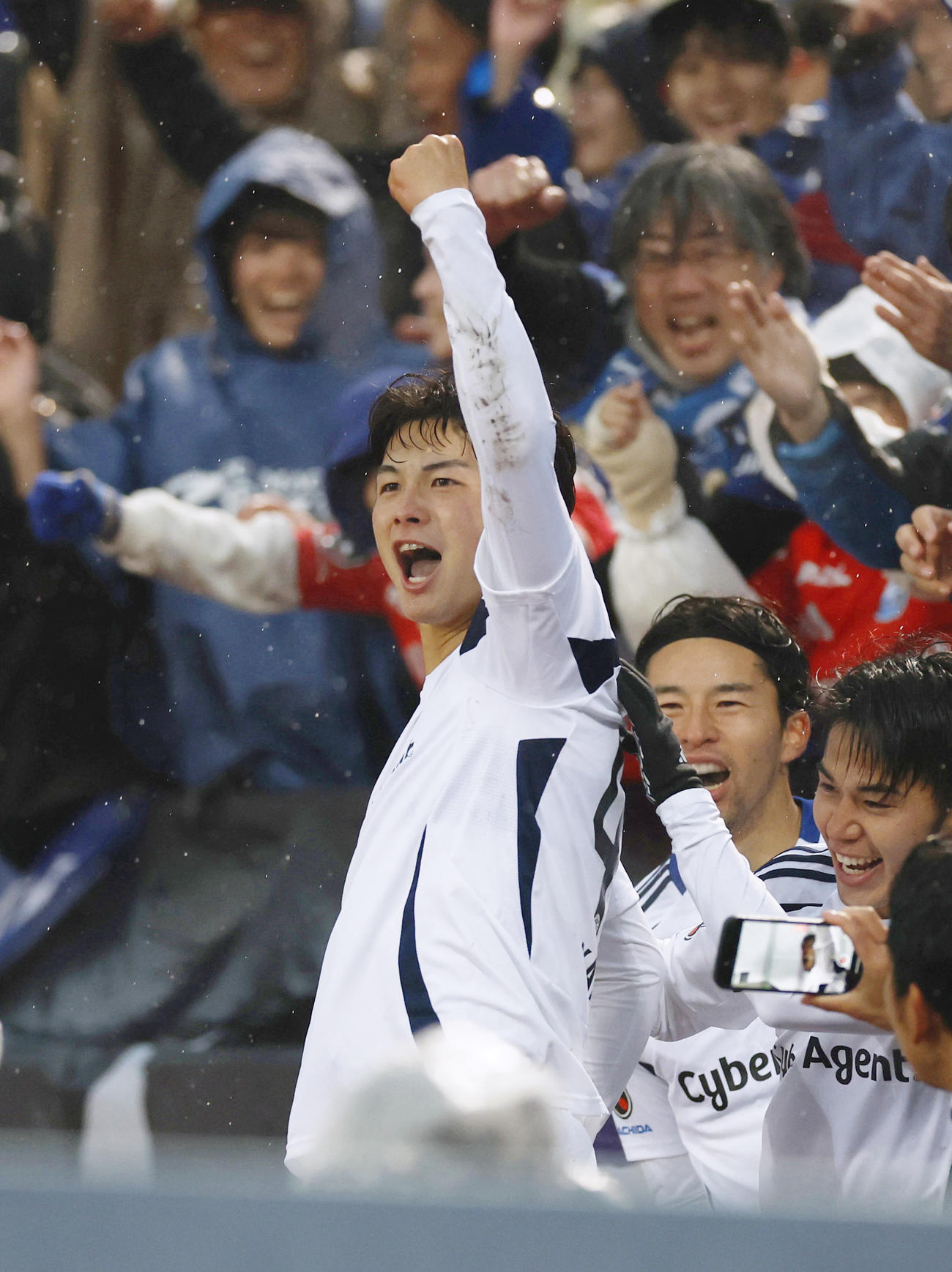 横浜FC―町田　後半、先制ゴールを決め、ガッツポーズをする町田・桑山＝ニッパツ(共同)