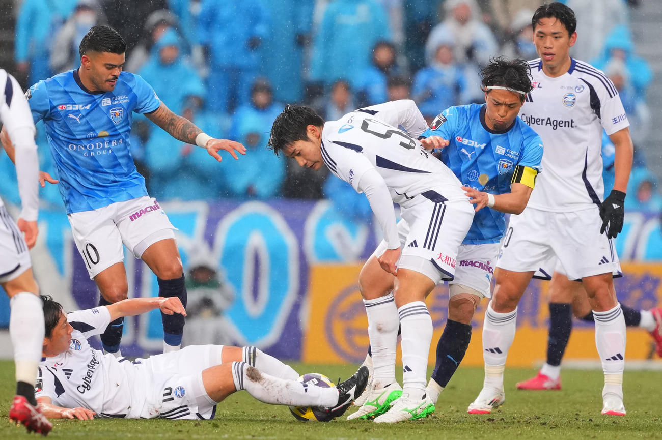 横浜FC対町田　前半、競り合う町田下田（左下）、横浜FCジョアン・パウロ（同上）、町田岡村（中央）、横浜FC駒井（撮影・垰建太）