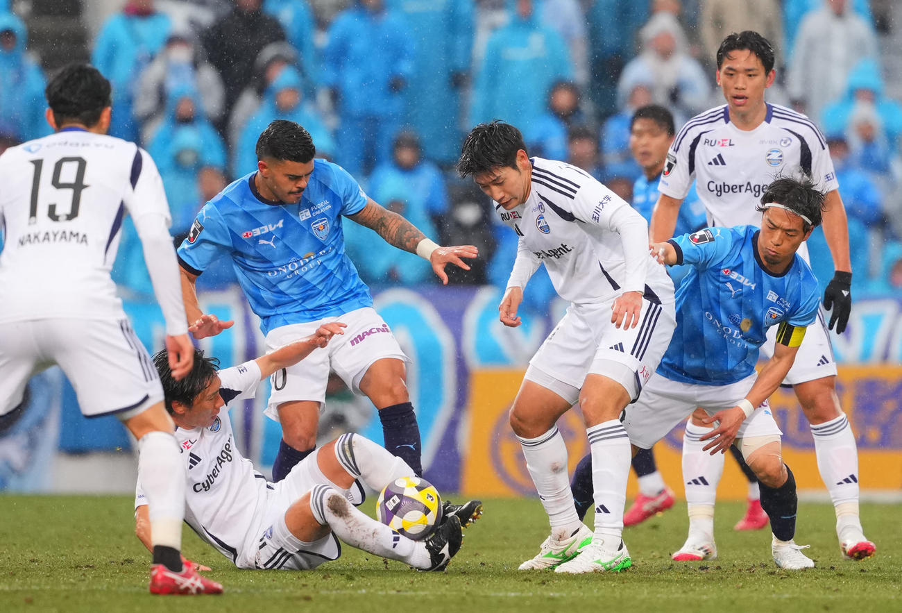 横浜FC対町田　前半、競り合う町田下田（左下）、横浜FCジョアン・パウロ（同上）、町田岡村（中央）、横浜FC駒井（撮影・垰建太）