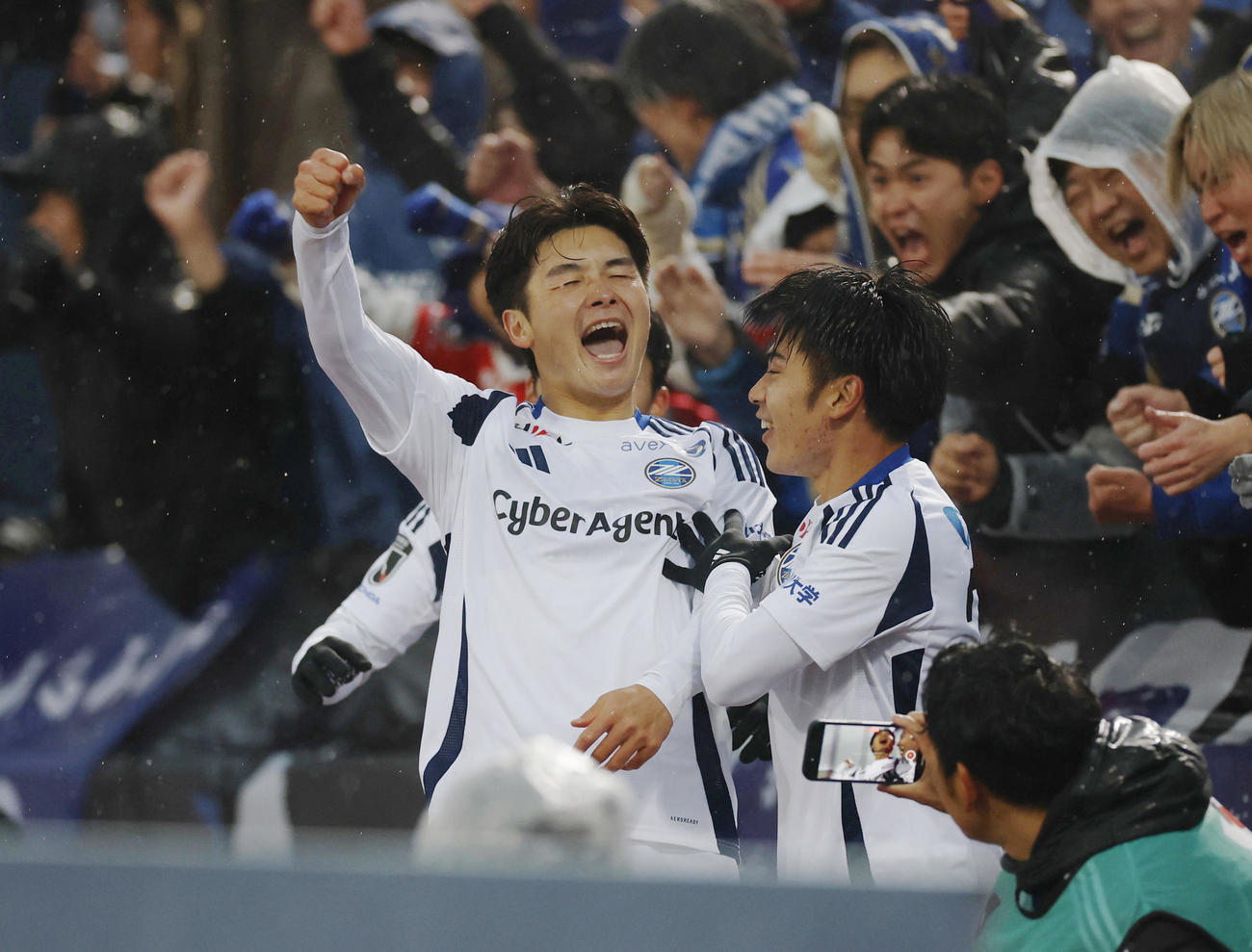 横浜FC―町田　後半、先制ゴールを決め、ガッツポーズで喜ぶ町田・桑山（左）＝ニッパツ(共同)
