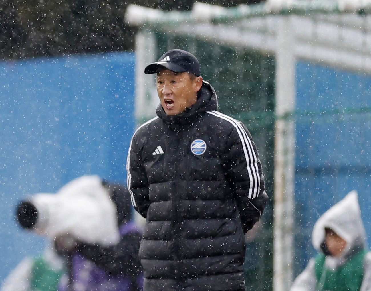 横浜FC―町田　前半、試合を見守る町田・黒田監督＝ニッパツ(共同)