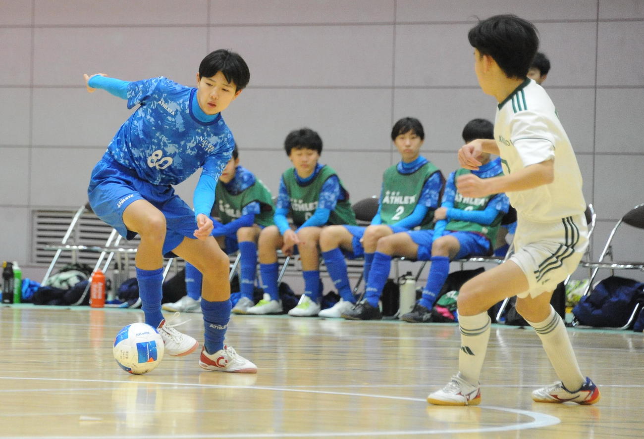 2月、フットサル新潟県大会でドリブルする長岡JYFCの郷（左）　