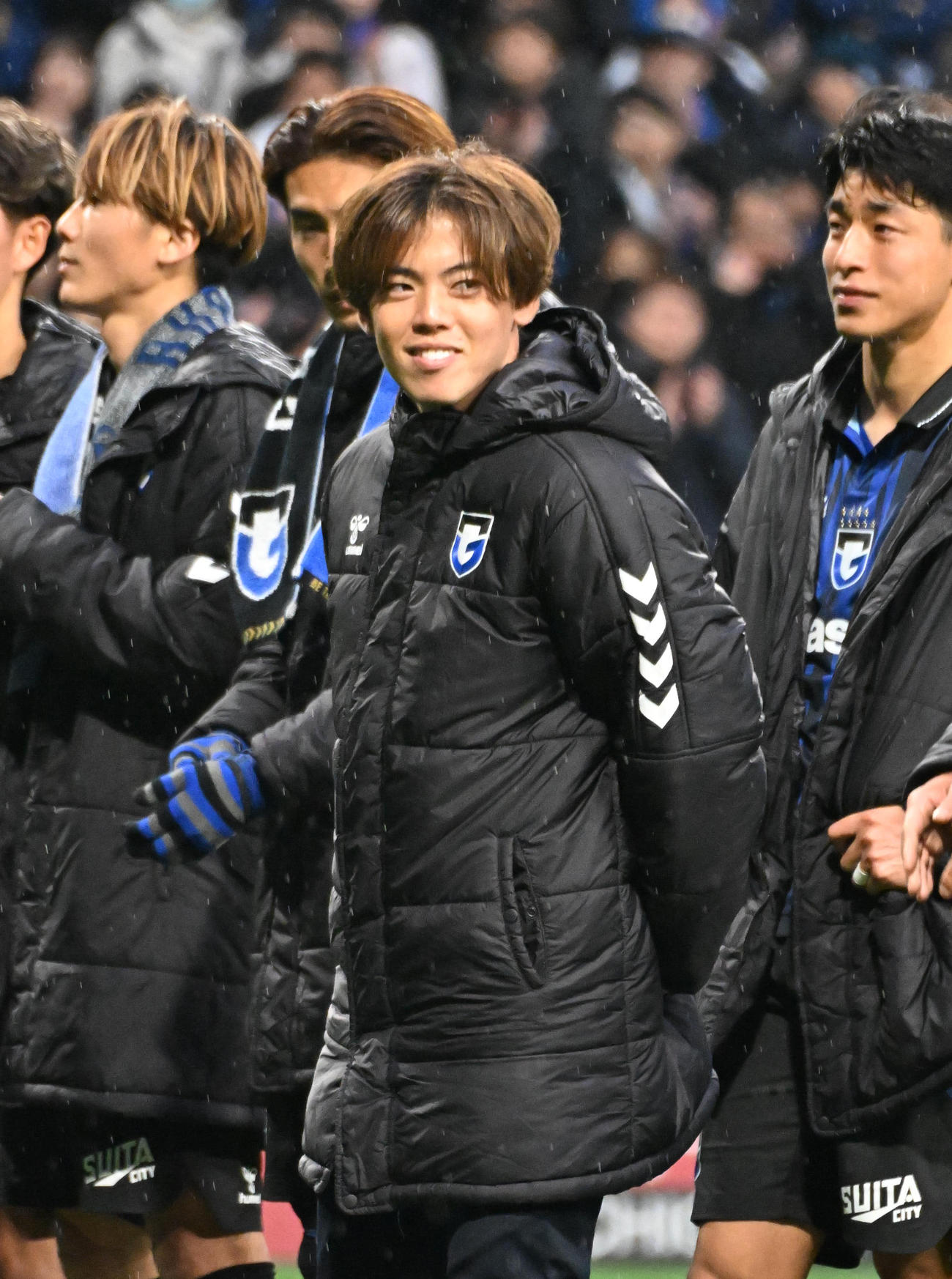 G大阪対清水　サポーターにあいさつをするG大阪満田（中央）（撮影・石井愛子）
