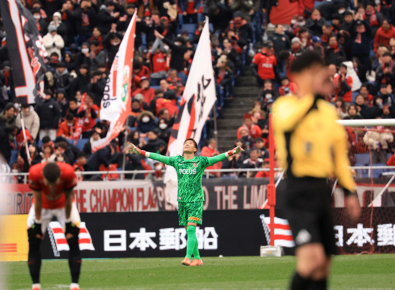 浦和対岡山　1－0で今季初勝利を挙げ、自身200試合完封となった浦和西川は、天に手を広げて喜ぶ（撮影・浅見桂子）