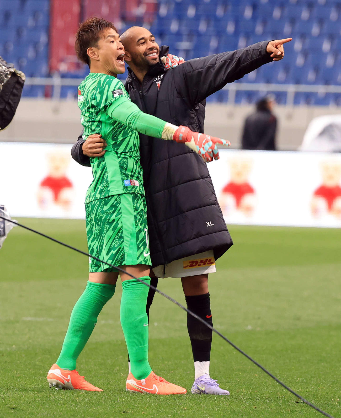 浦和対岡山　1－0で今季初勝利を挙げた浦和西川（左）はチアゴ・サンタナと喜び合う（撮影・浅見桂子）