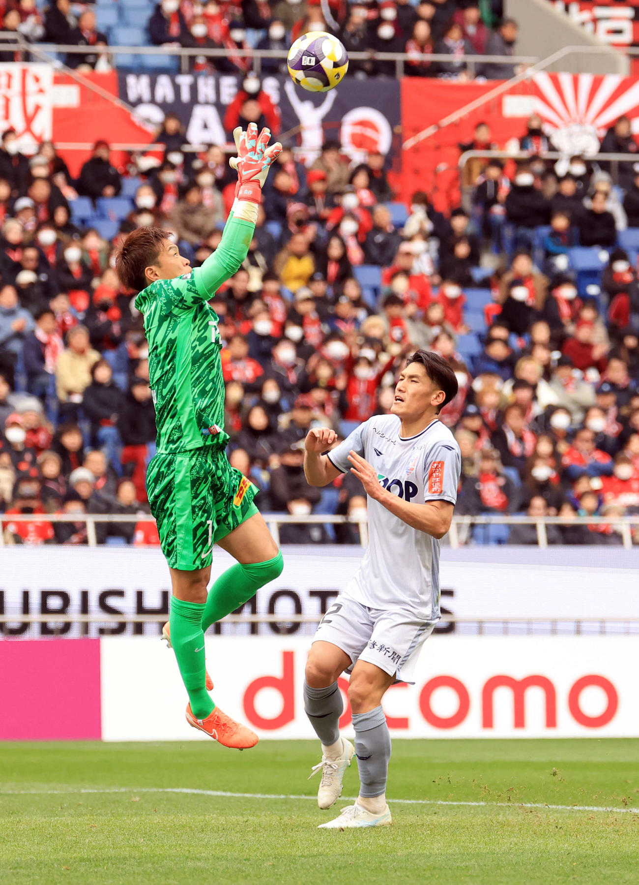 浦和対岡山　前半、相手シュートをキャッチする浦和GK西川（左）（撮影・浅見桂子）