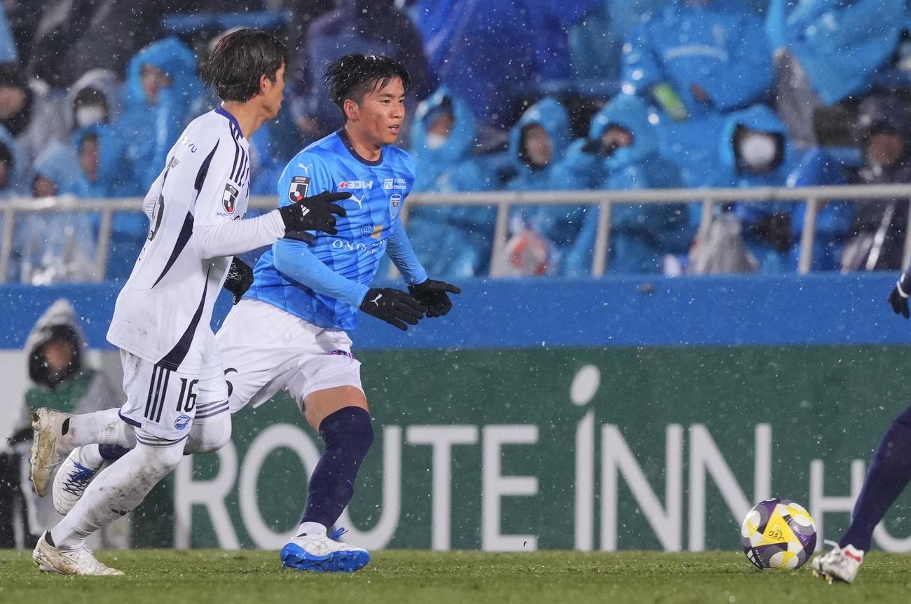 横浜FC対町田　後半、パスを出す横浜FC山田（撮影・垰建太）