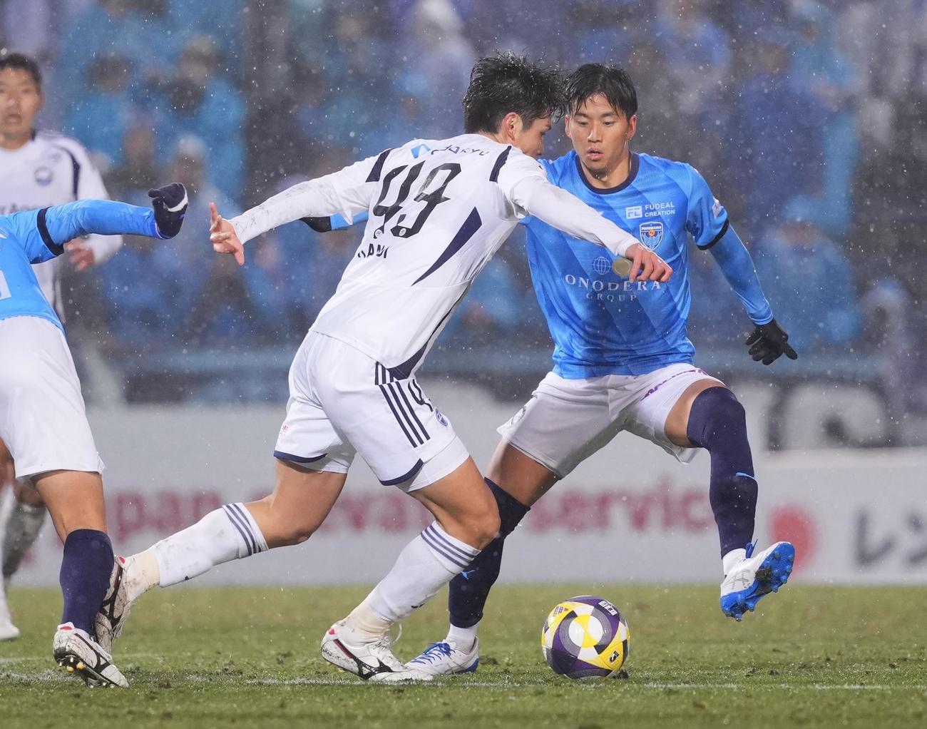 横浜FC対町田　後半、プレスをかける横浜FC山田（右）（撮影・垰建太）
