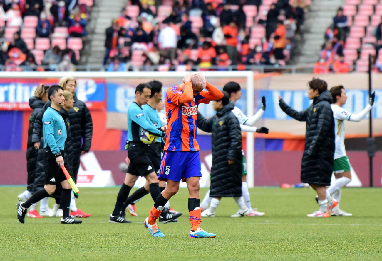 新潟対東京V　試合後、頭を抱える新潟舞行龍（中央）（撮影・大島享也）