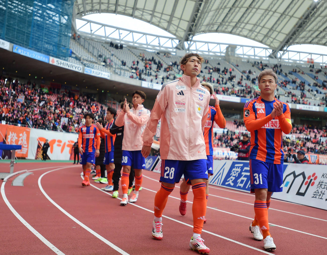 新潟対東京V　試合後、サポーターへあいさつを済ませ、引き上げる新潟イレブン（撮影・大島享也）