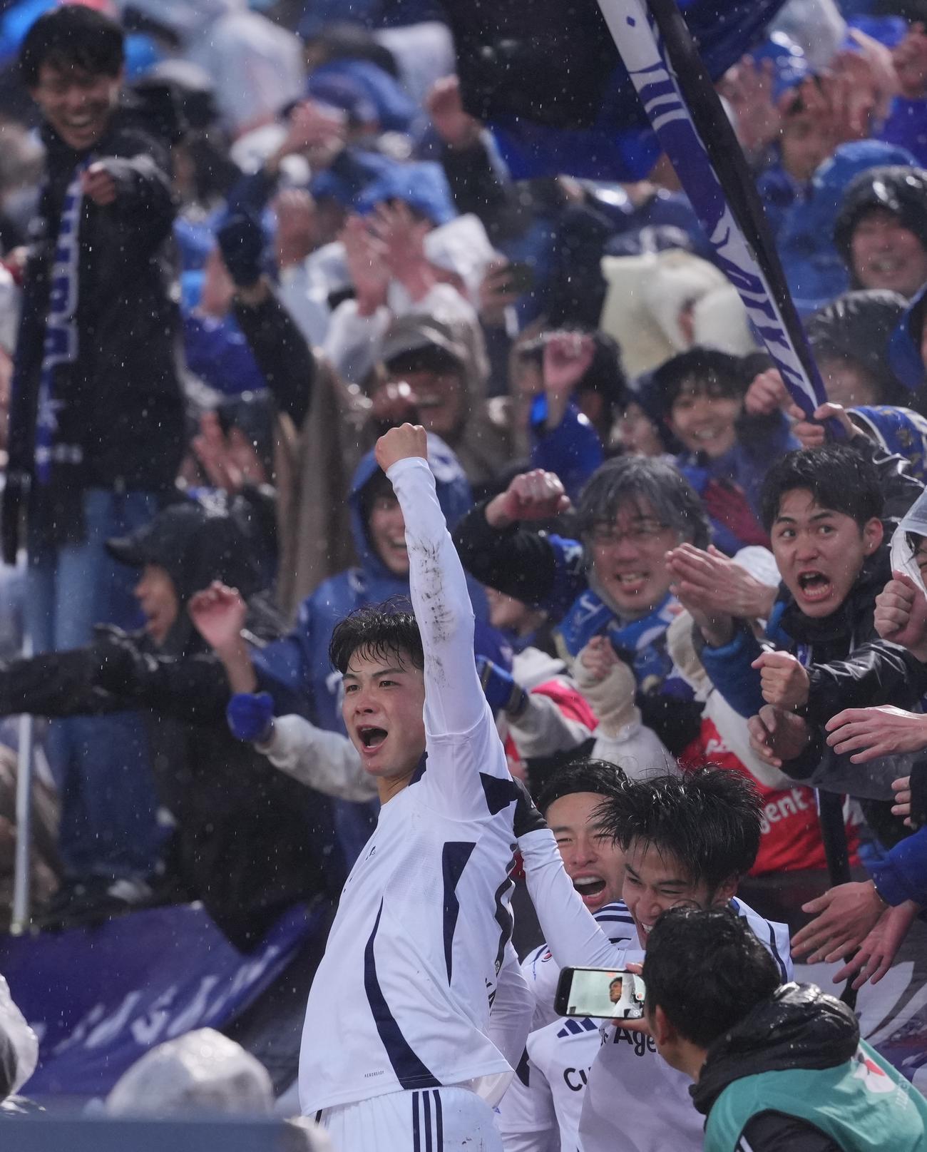 横浜FC対町田　後半、先制ゴールを決めサポーターと喜びを爆発させる町田桑山（撮影・垰建太）