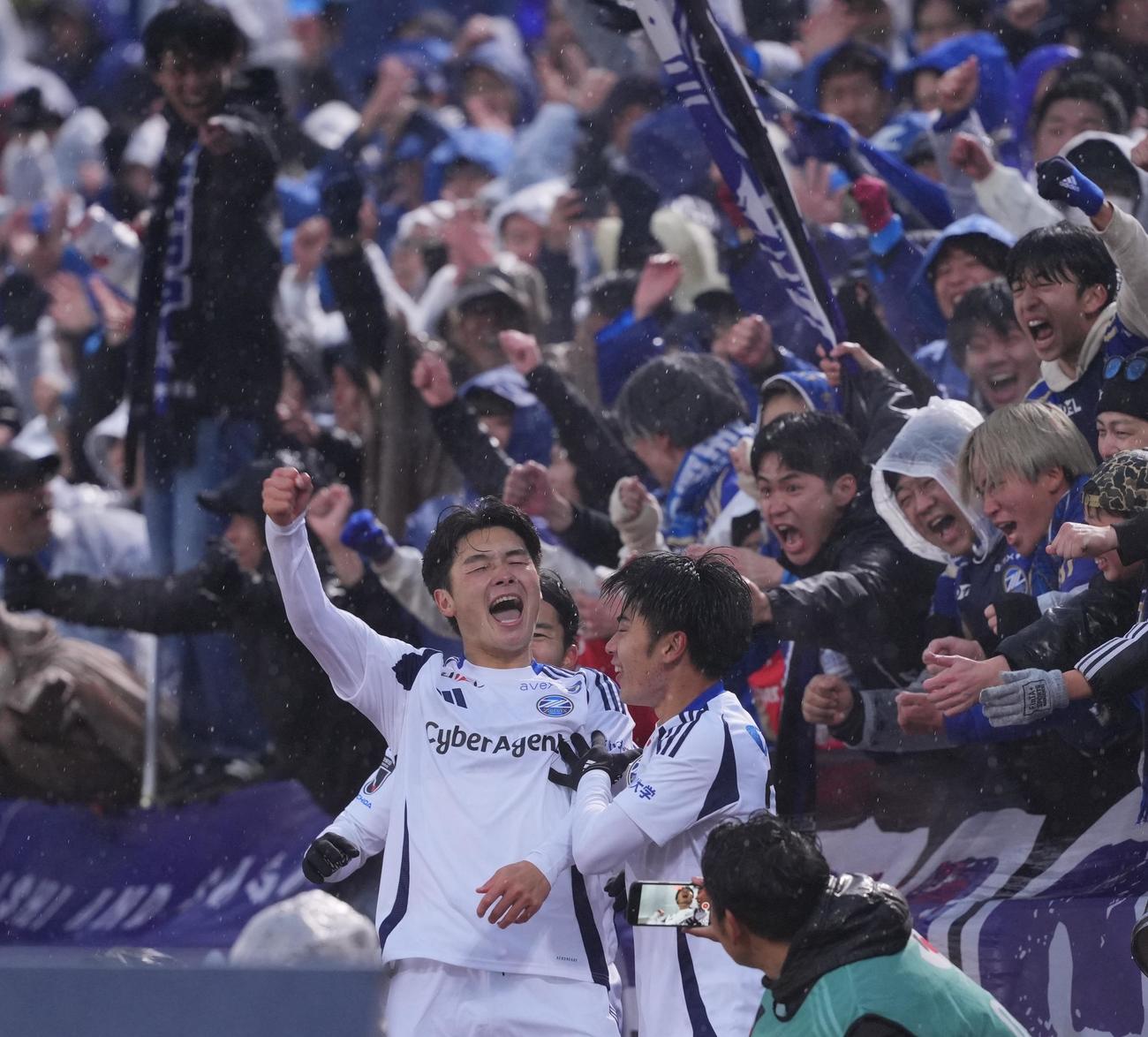 横浜FC対町田　後半、先制ゴールを決めサポーターと喜びを爆発させる町田桑山（撮影・垰建太）
