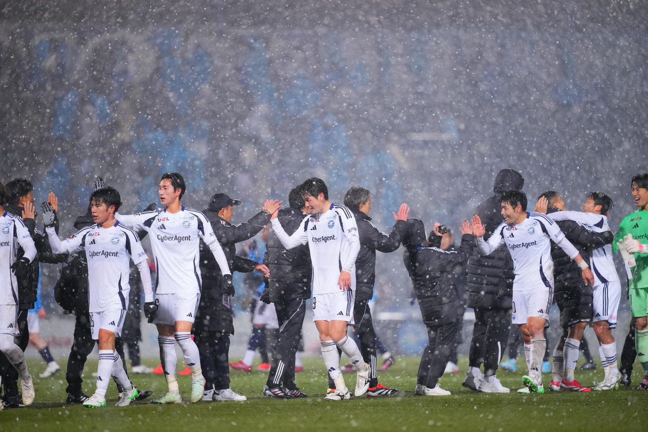 横浜FC対町田　勝利しタッチを交わす桑山（中央）ら町田の選手たち（撮影・垰建太）