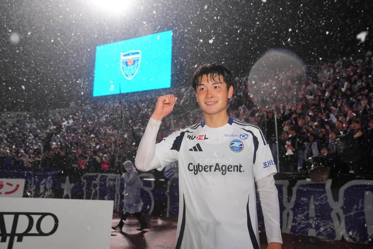 横浜FC対町田　勝利しサポーターと喜ぶ町田桑山（撮影・垰建太）