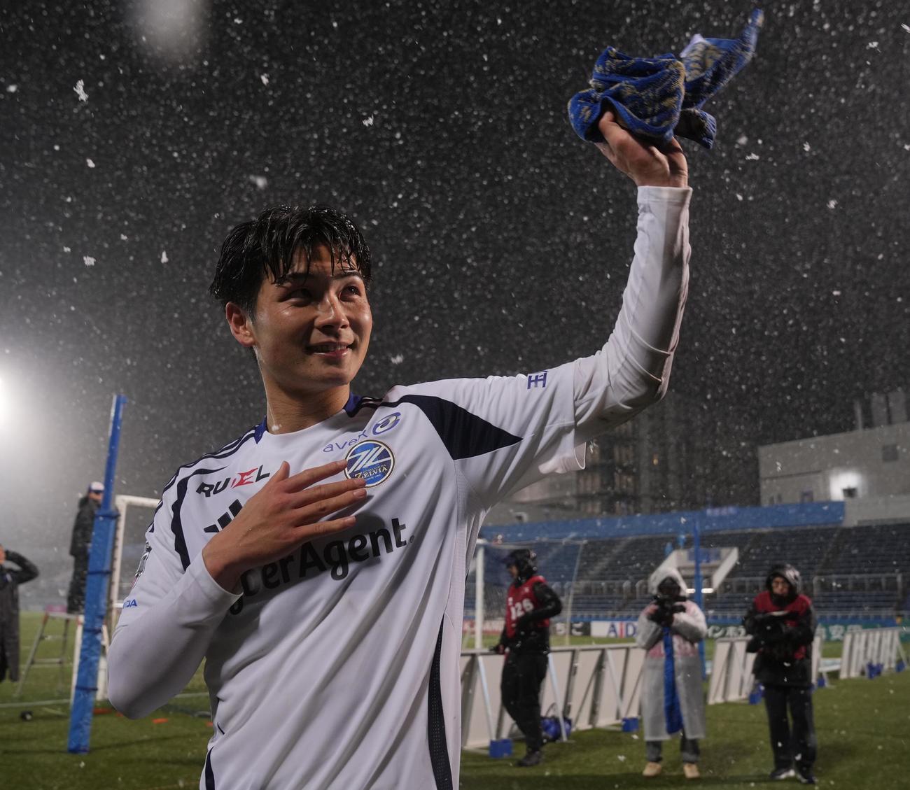 横浜FC対町田　勝利しサポーターと喜ぶ町田桑山（撮影・垰建太）