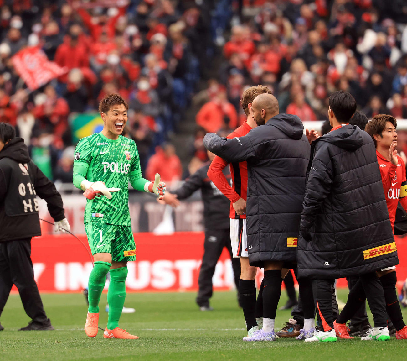 浦和対岡山　1－0で今季初勝利を挙げ、自身200試合完封となった浦和西川（左）は、ゴールを決めたTサンタナサンタナと笑顔で喜び合う（撮影・浅見桂子）