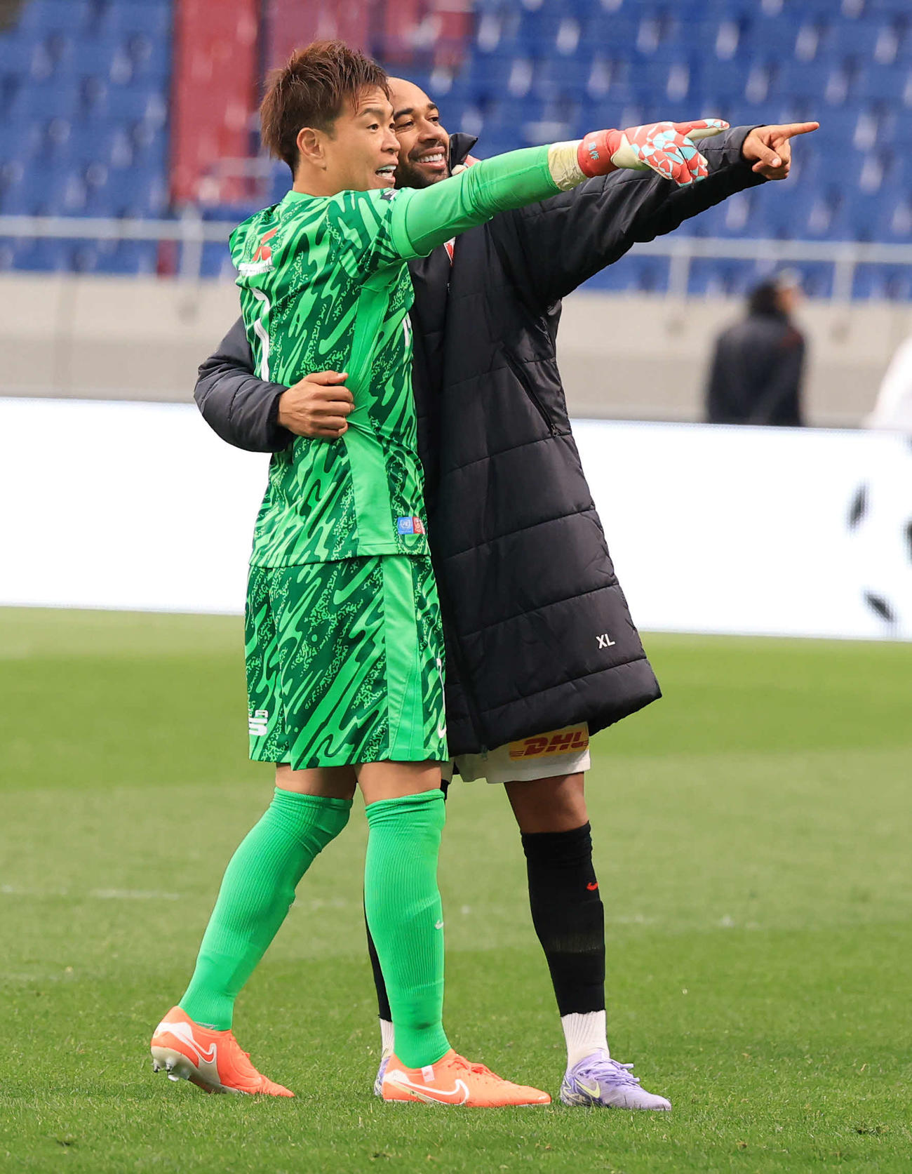 浦和対岡山　1－0で今季初勝利を挙げた浦和西川（左）はチアゴ・サンタナと喜び合う（撮影・浅見桂子）