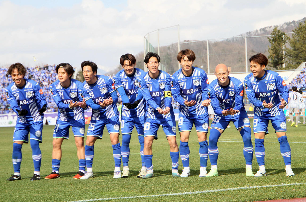 山形対秋田　前半12分、山形土居（左から5人目）が先制点を挙げ、喜ぶ山形イレブン（撮影・木村有優）