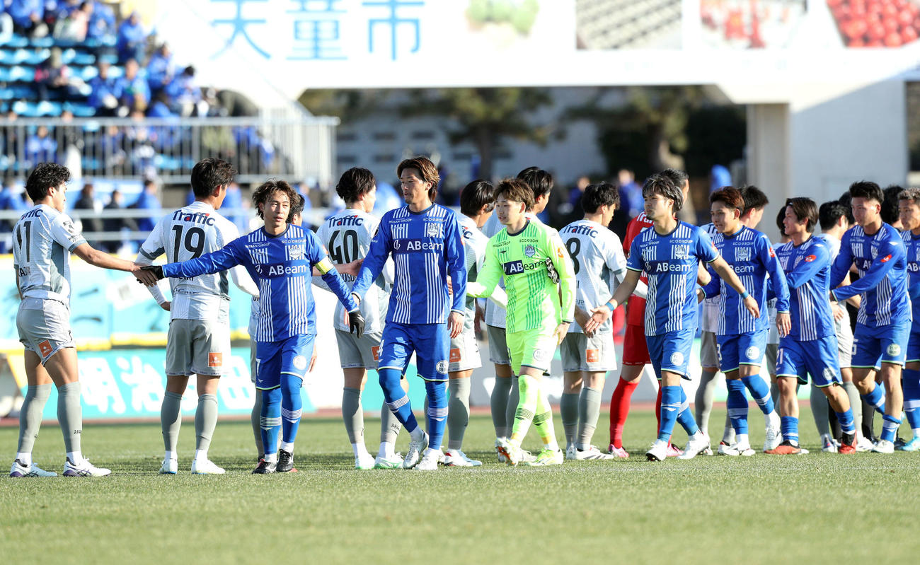 山形対秋田　試合後、あいさつをかわす両イレブン（撮影・木村有優）