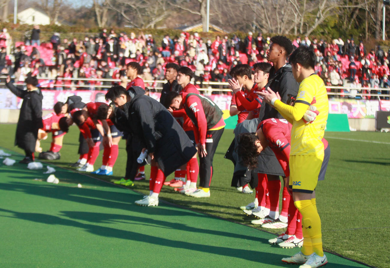 いわき対鳥栖　サポーターに感謝のあいさつをするいわきイレブン