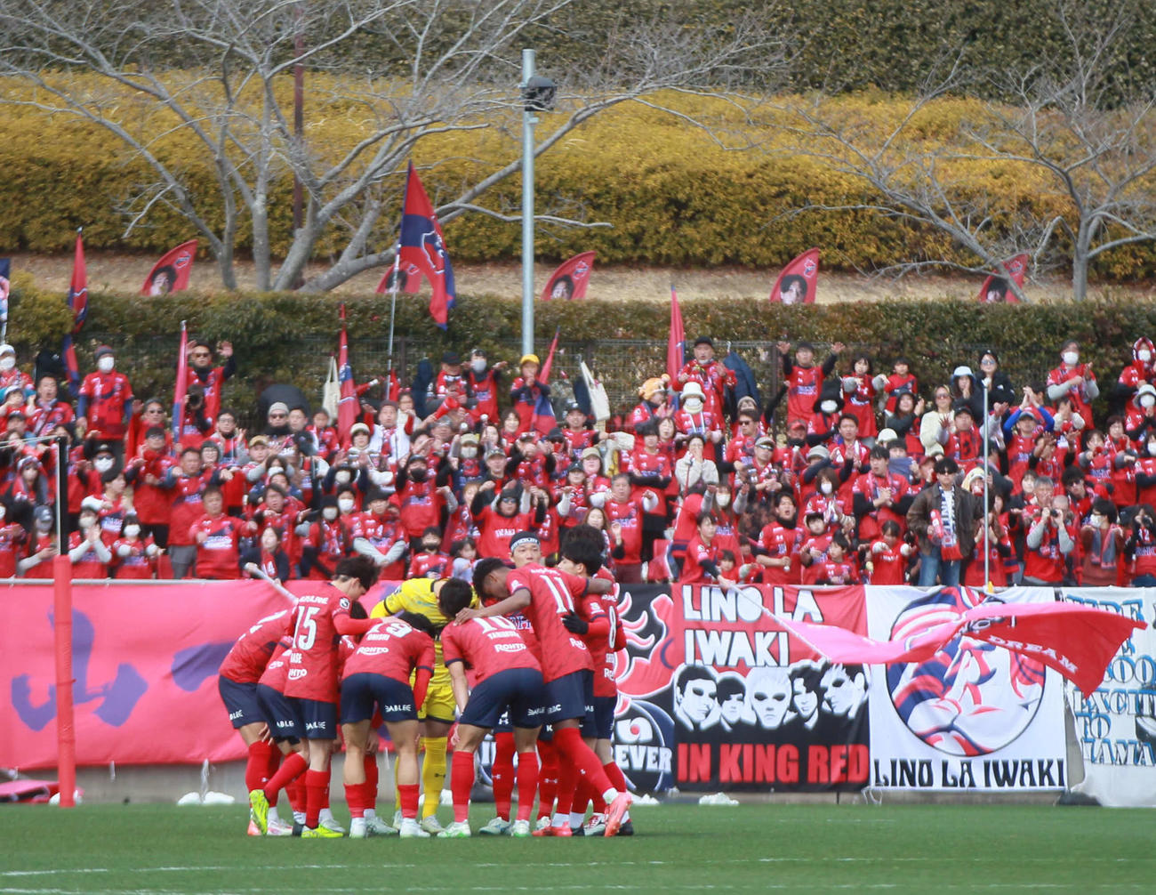 いわき対鳥栖　試合前に円陣を組むいわきイレブン（撮影・高橋香奈）