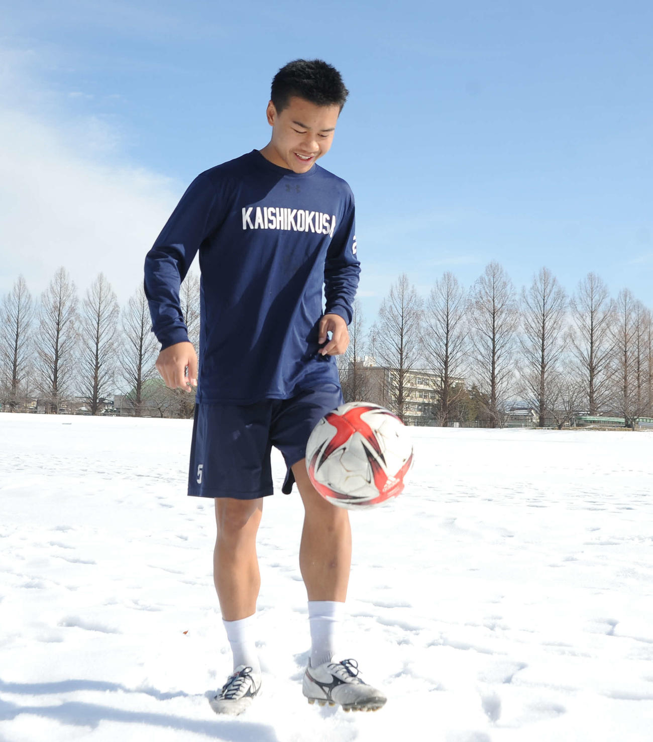 雪の上でリフティングするメイヤー陸（撮影・小林忠）