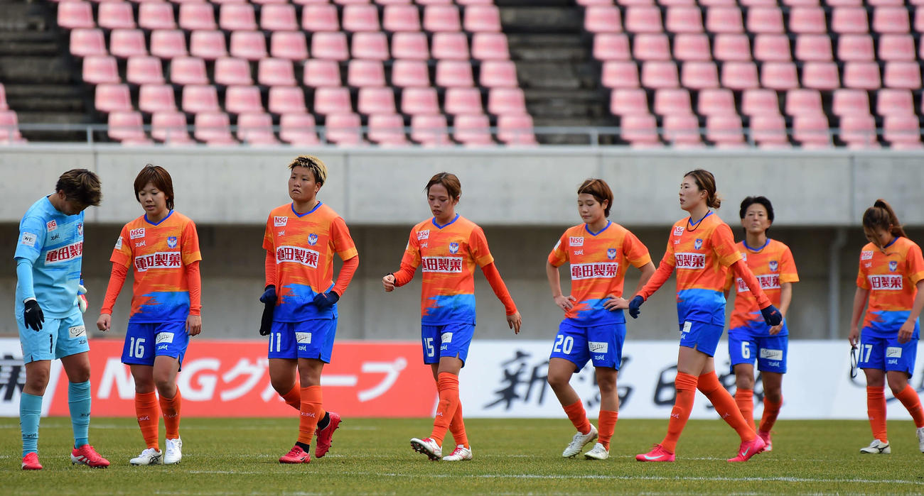 新潟L対INAC神戸　試合に敗れ、肩を落とす新潟Lイレブン