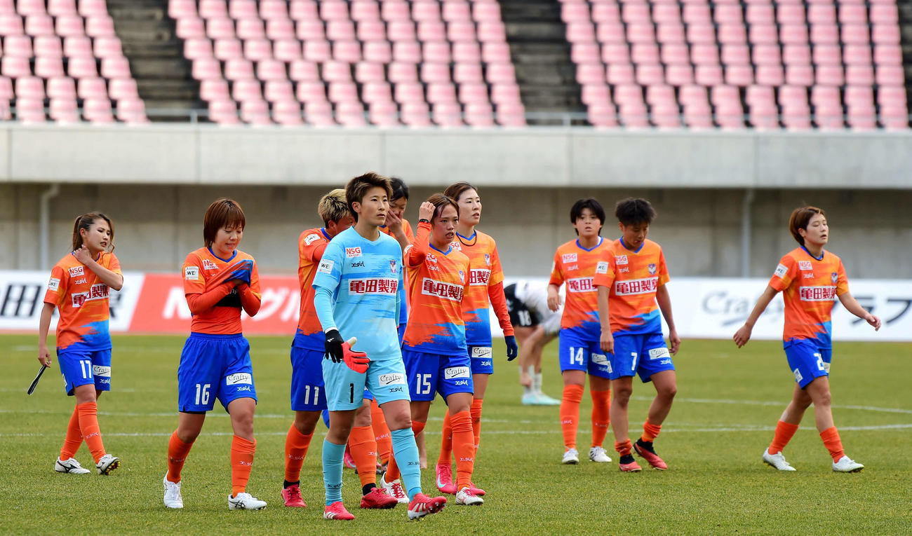 新潟L対INAC神戸　試合に敗れ、険しい表情で引き揚げる新潟Lイレブン