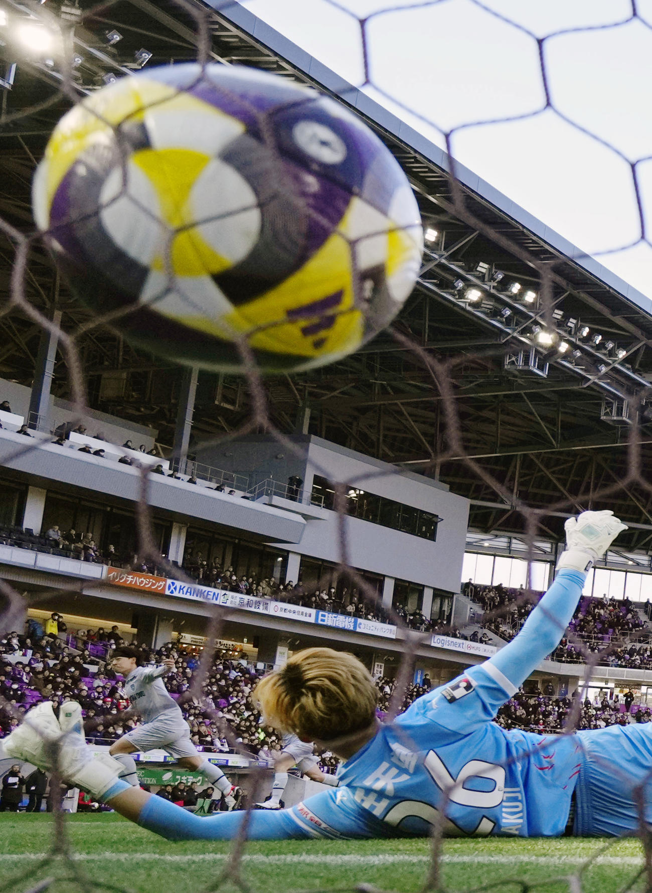 京都―福岡　後半、先制ゴールを決め、駆け出す福岡・紺野（奥）(共同)
