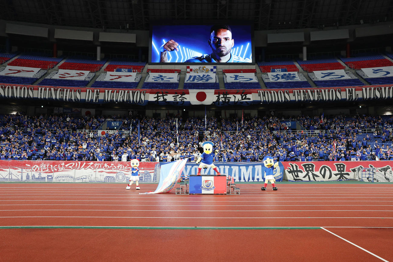 横浜対上海海港　試合前、盛り上がる横浜サポーター（撮影・宮地輝）