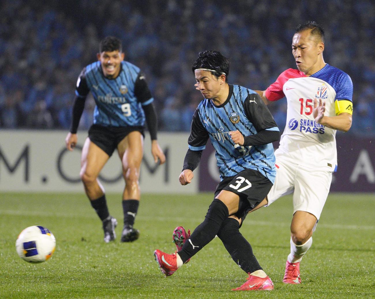 後半、チーム3点目のゴールを決める川崎F伊藤（中央）（共同）