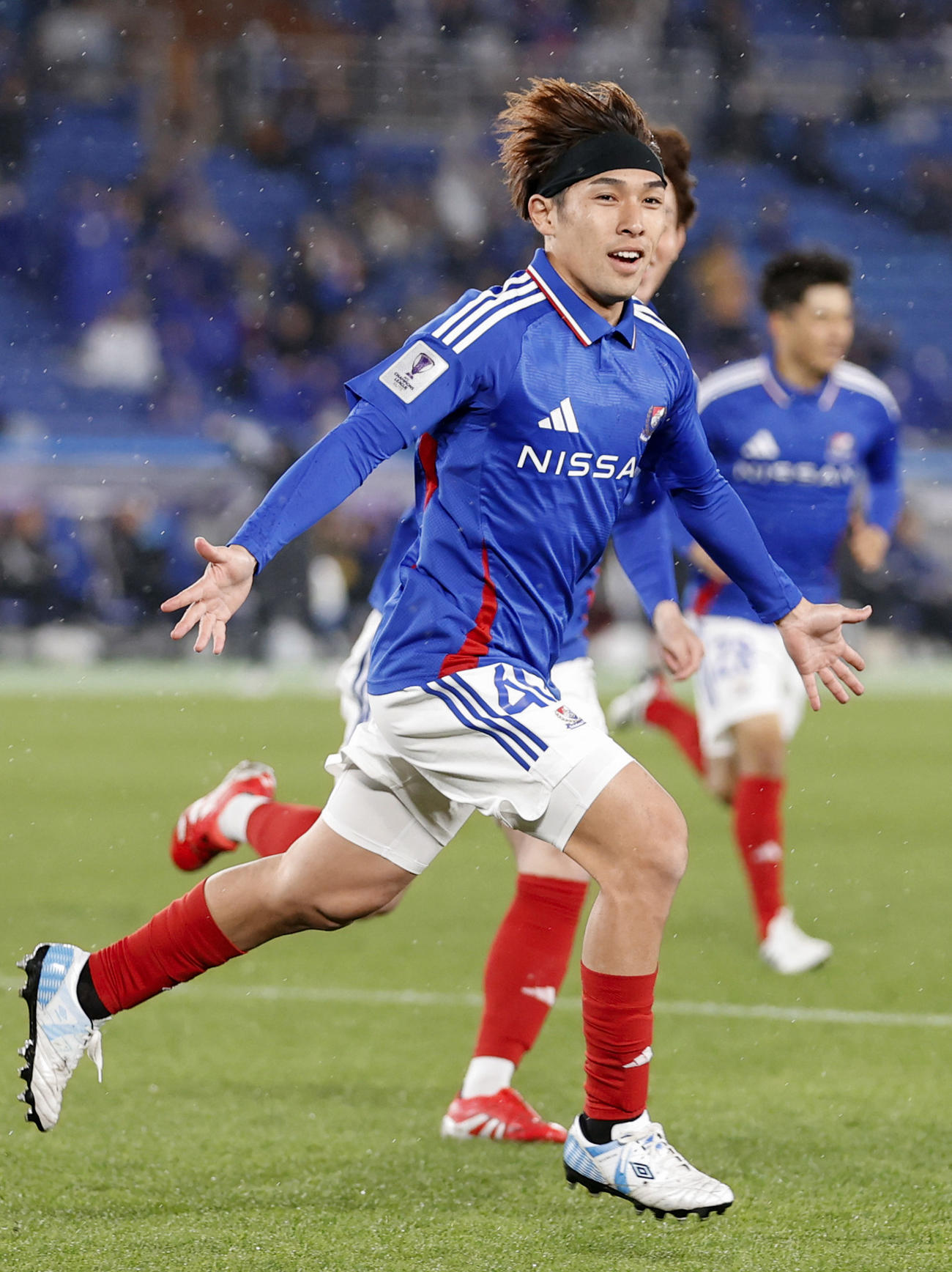 前半、先制ゴールを決め、駆け出す横浜遠野（共同）