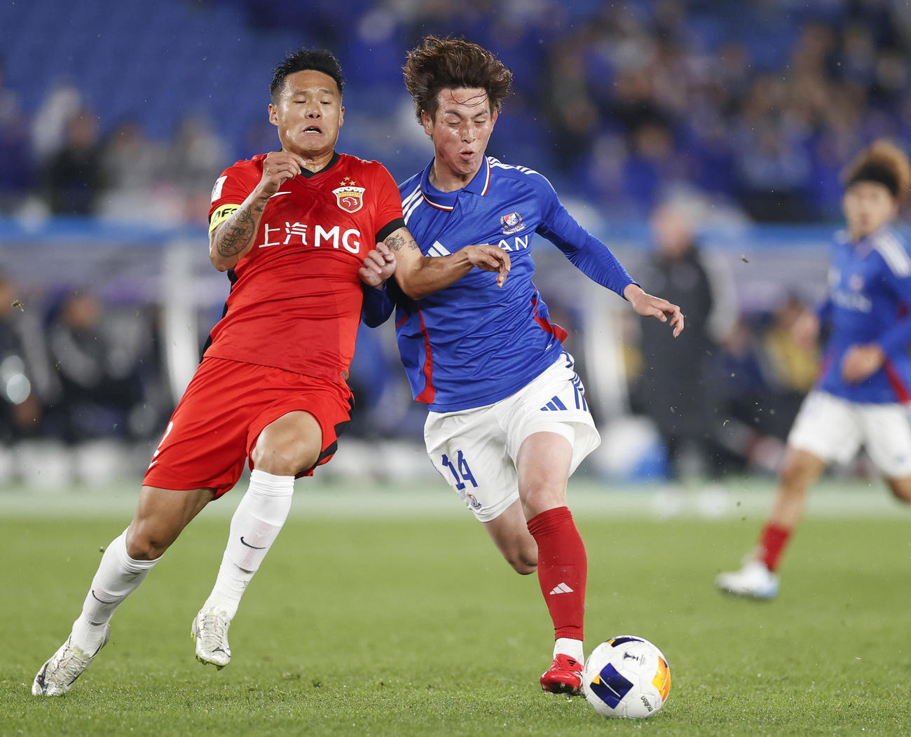 前半、競り合う横浜植中（右）（共同）