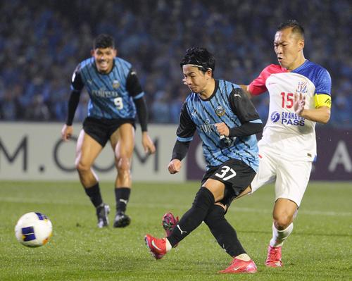 後半、チーム3点目のゴールを決める川崎F伊藤（中央）（共同）