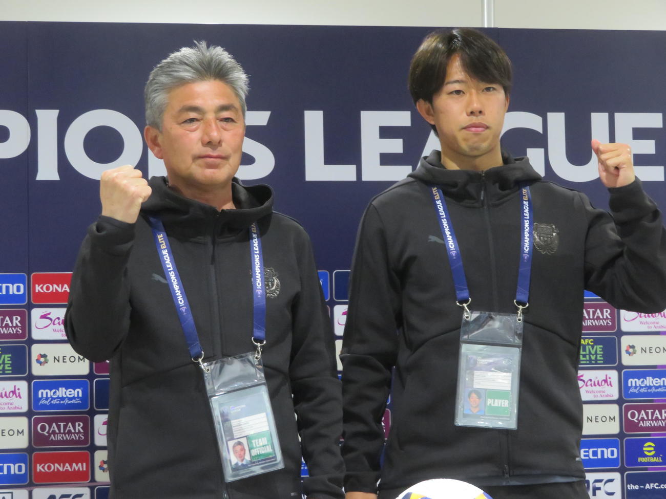 ACLE決勝トーナメント1回戦の上海申花（中国）戦に向けて会見に臨む川崎フロンターレ長谷部茂利監督（左）と佐々木旭（撮影・佐藤成）