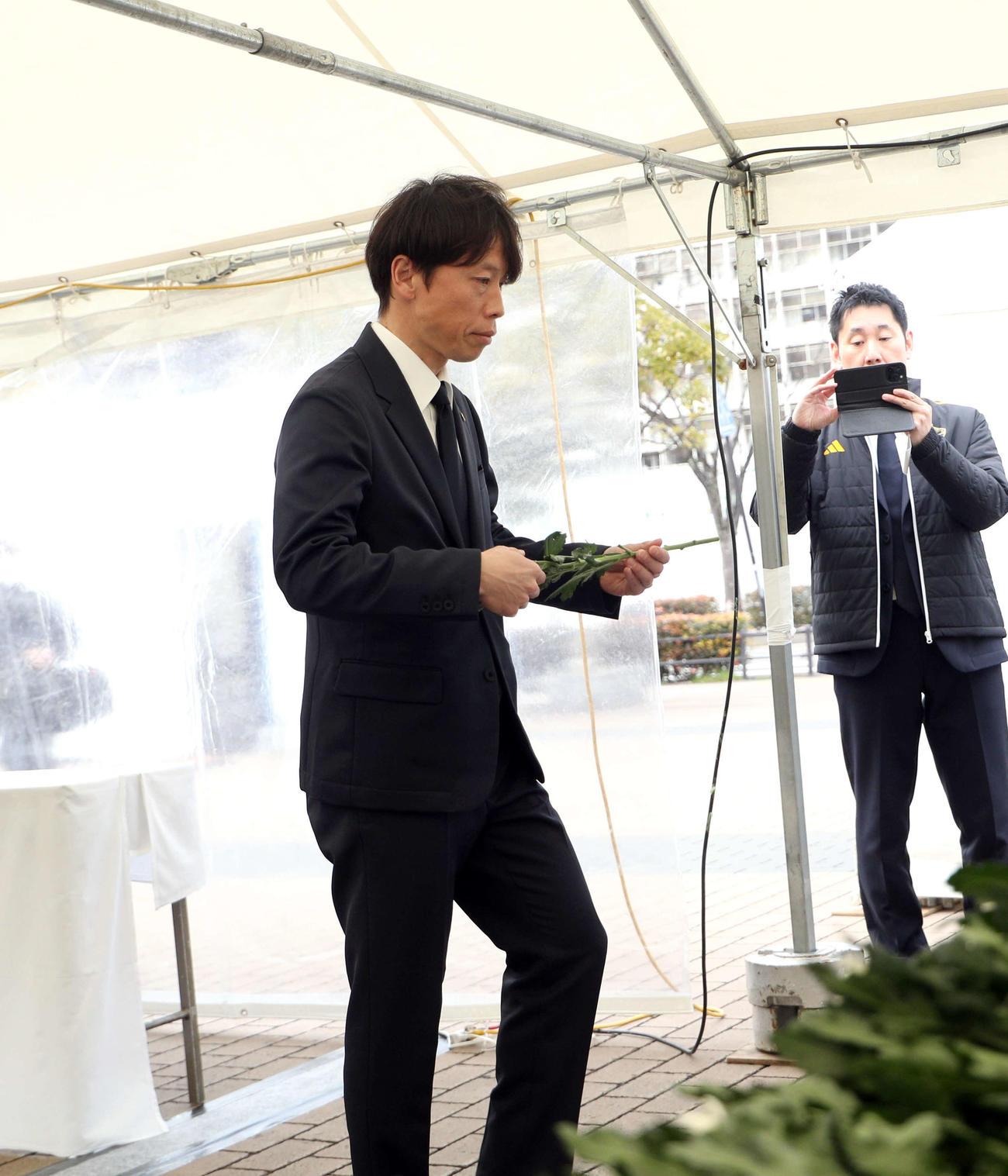 献花を行う仙台・梁クラブコーディネーター（撮影・木村有優）