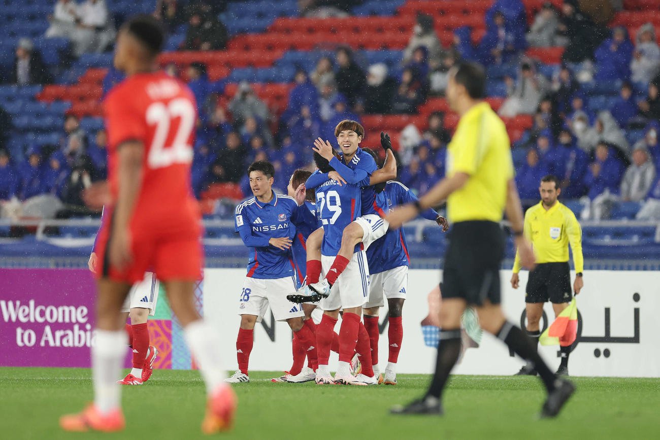 横浜対上海海港　前半、ゴールを決めチームメートと喜ぶ横浜遠野（中央）（撮影・宮地輝）